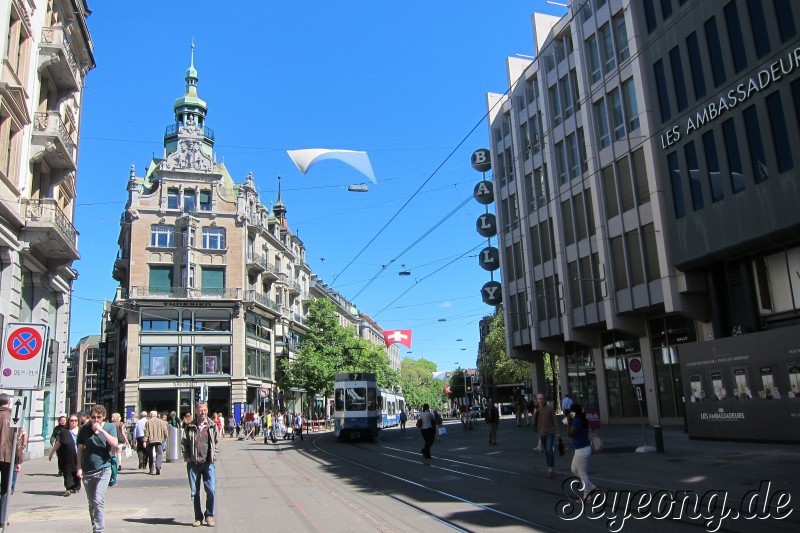 Shopping Street in Zürich 2