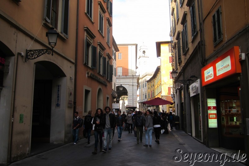 Pisa Shopping Street 2