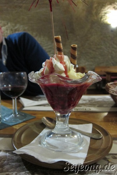 Desert Vanile Ice Creme with Rasberries